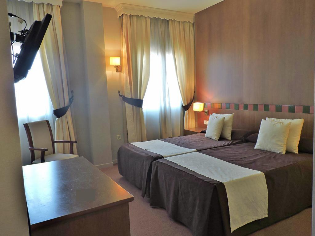 Yucas Hotel 2*